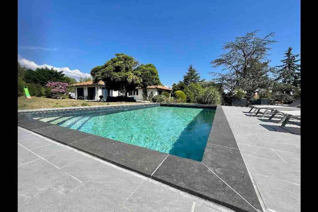 Logements Chaleureux Dans Maison Avec Piscine A 35 Min De Lyon Alix المظهر الخارجي الصورة
