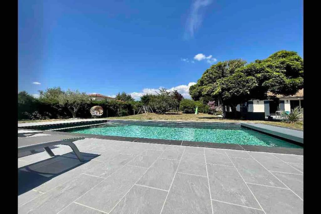 Logements Chaleureux Dans Maison Avec Piscine A 35 Min De Lyon Alix المظهر الخارجي الصورة