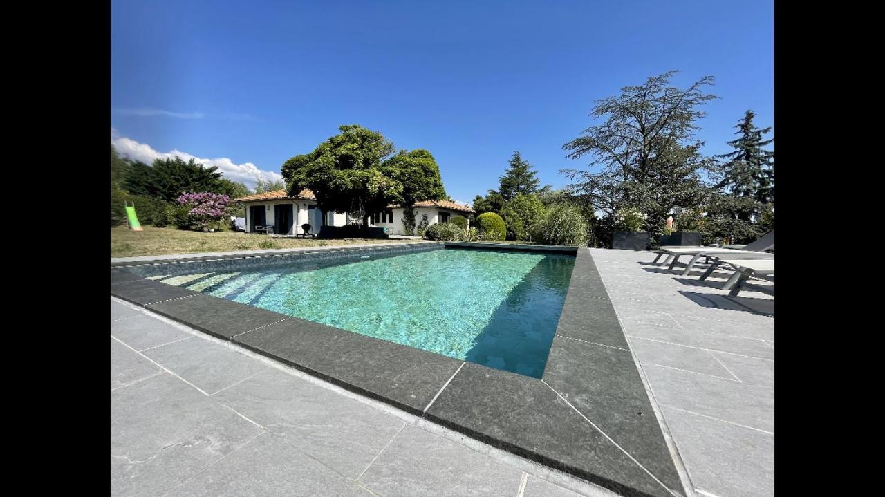 Logements Chaleureux Dans Maison Avec Piscine A 35 Min De Lyon Alix المظهر الخارجي الصورة