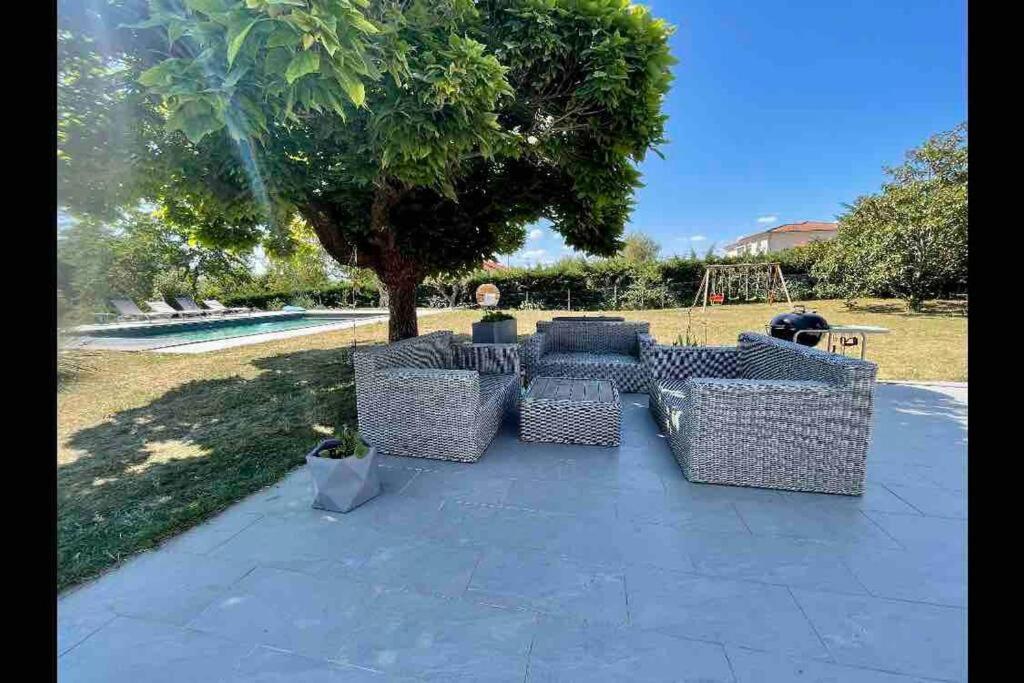 Logements Chaleureux Dans Maison Avec Piscine A 35 Min De Lyon Alix المظهر الخارجي الصورة